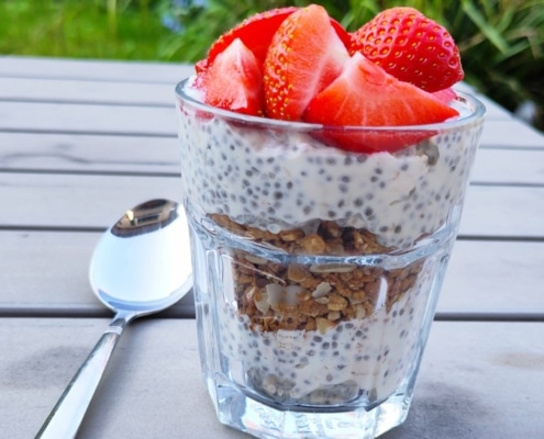 Chiapudding met granola en fruit gezond vegan