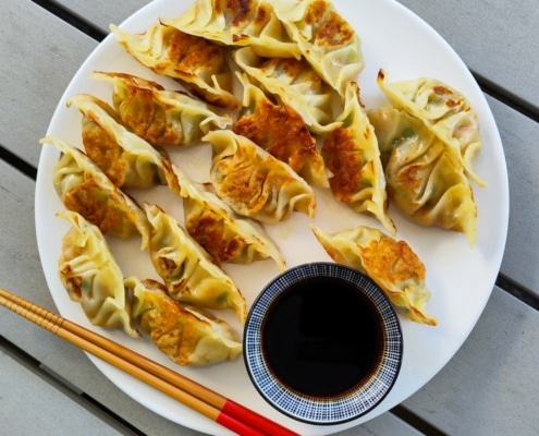 Plantaardige Japanse gyoza op twee manieren met sojasaus