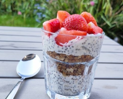 vegan chiapudding met granola en aardbeien Vegan chiapudding met granola en aardbeien