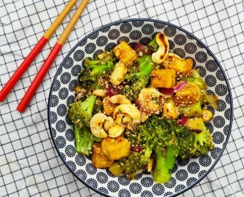 Roerbak met tofu broccoli en cashewnoten