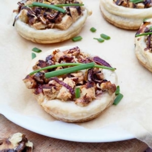 Plantaardige witte kaas taartjes met dadelstroop