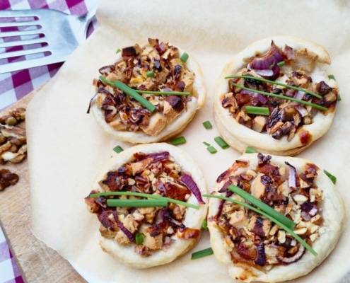 Plantaardige witte kaas taartjes met dadelstroop recept Plantaardige witte kaas taartjes met dadelstroop