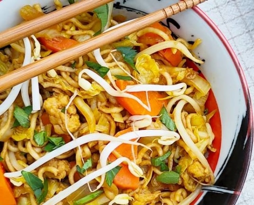 Vegetarische bami goreng met Chinese kool