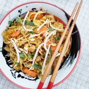 Vegetarische bami met Chinese kool