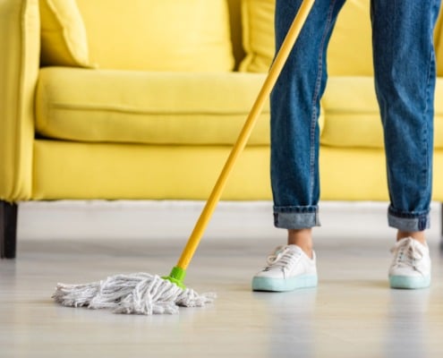 vloeren schoonmaken dweilen met soda