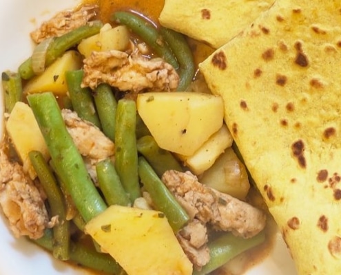 Vegetarische roti met vegan kip en kousenband