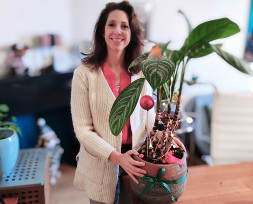 Marieke met haar kerstboom alternatief kamerplant