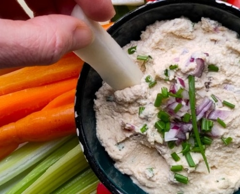 Cashewdip met bieslook en rode ui