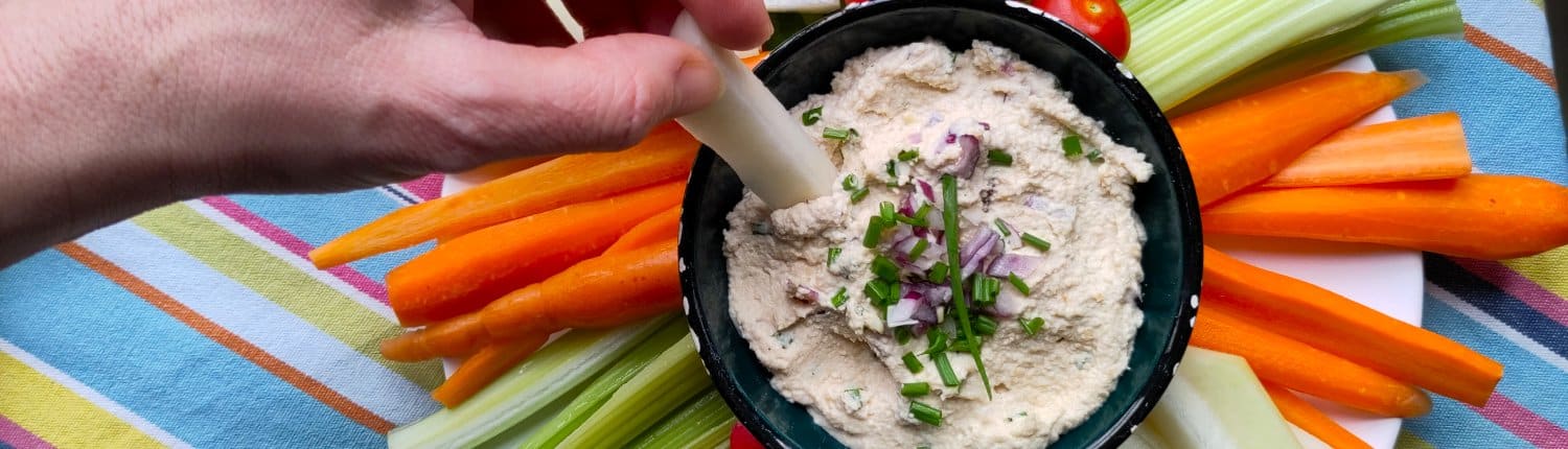 Cashewdip met bieslook en rode ui