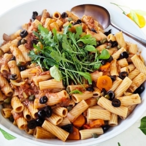 Kruidige pasta met linzensaus en walnoten