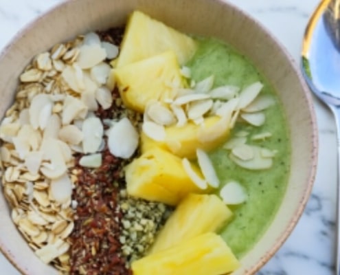 ananas smoothie bowl met spinazie