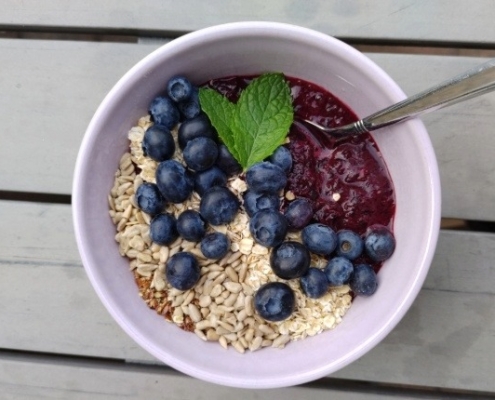 blauwe bessen smoothie bowl met boerenkool