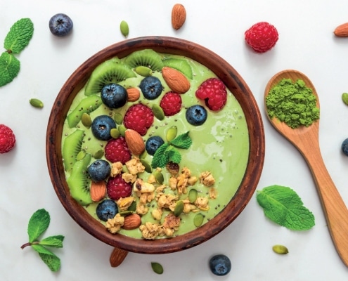 Recept: Matcha smoothiebowl met kokos en fruit