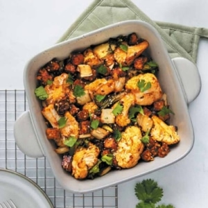 Traybake met bloemkool, tempeh en paksoi recept