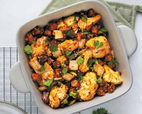 Traybake met bloemkool, tempeh en paksoi recept