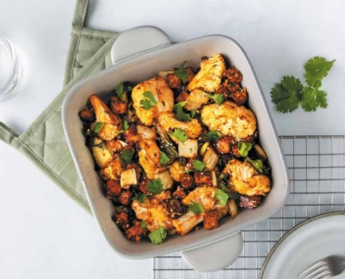 Traybake met bloemkool, tempeh en paksoi Traybake met bloemkool, tempeh en paksoi